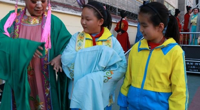 “戏曲进校园活动”走进东区小学