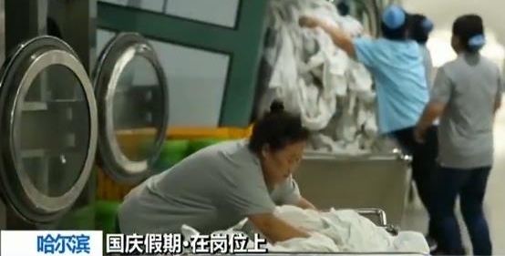 火车卧具洗涤工假日坚守岗位 日洗卧具10万件