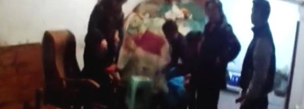 姐夫疯狂杀害丈夫和公公 儿媳跑到邻居家报案 所幸逃过一劫