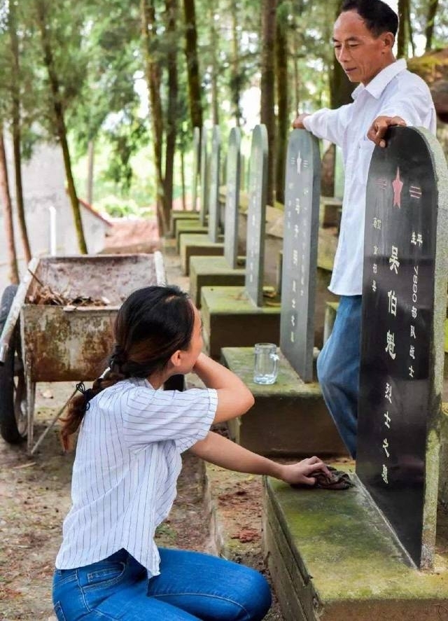90后守墓人:祖孙四代为一个素不相识的连长守墓80年