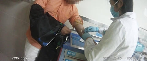 男子凌晨撞伤两人悄然撤离 拖车遇到民警查出醉驾