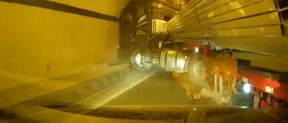 高速上急刹停在隧道中央捡手机 瞬间被后车追尾