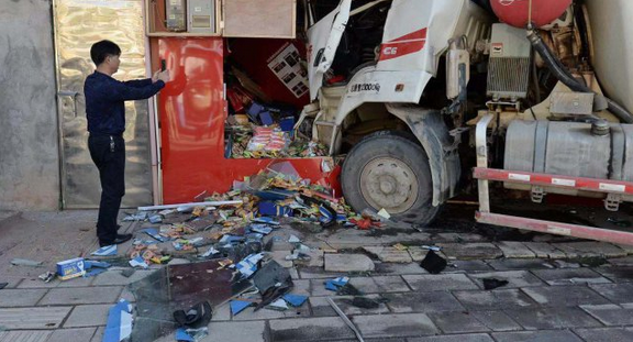 水泥罐车撞上公交后冲进路边商店 造成十余人受伤