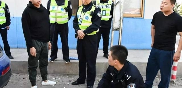 运城一男子在车里竟藏枪支和管制刀具,被警察当场抓获!