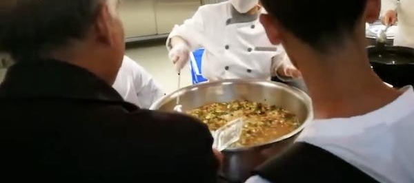 真壕!校庆一周食堂大叔捞千斤鱼给师生免费加餐