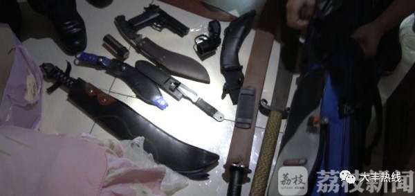盐城警方捣毁赌窝 现场缴获刀具枪支