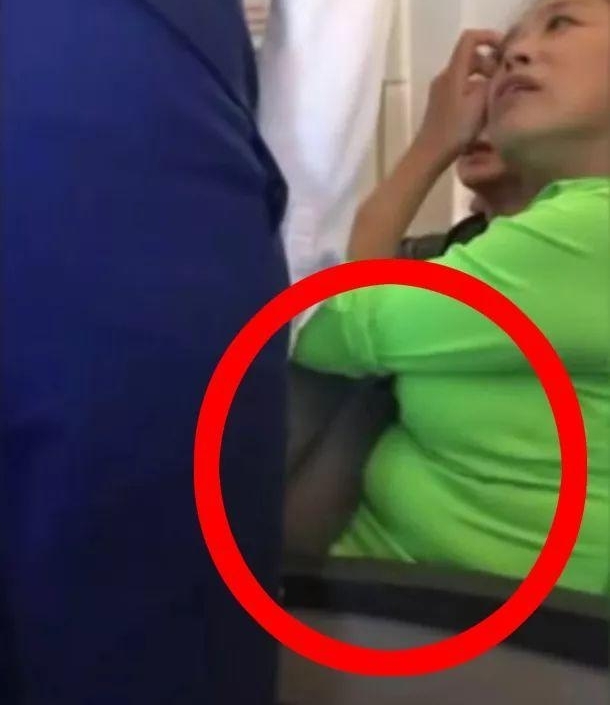 胖大妈乘飞机赤脚架到前排肩膀上,自称“芭蕾舞演员”脚受伤