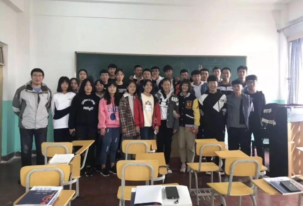 ��������ɽ�����������ӱ��������߽��߳�����������һ������