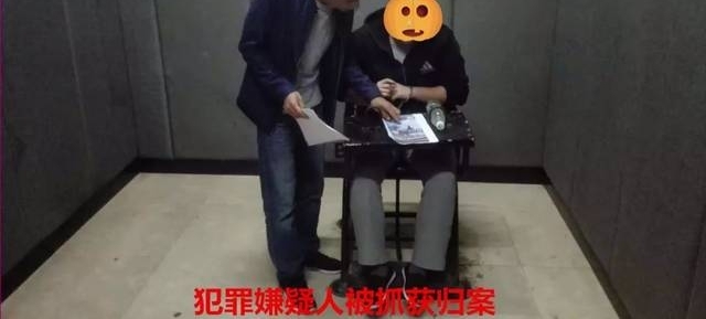 ��������͵�ֻ��� С����ͷž��ڿ������ſڱ�ץ
