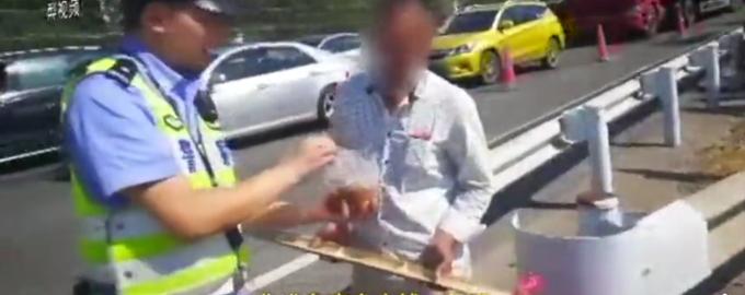 举报“高速路生火卖炒粉”不应是句号