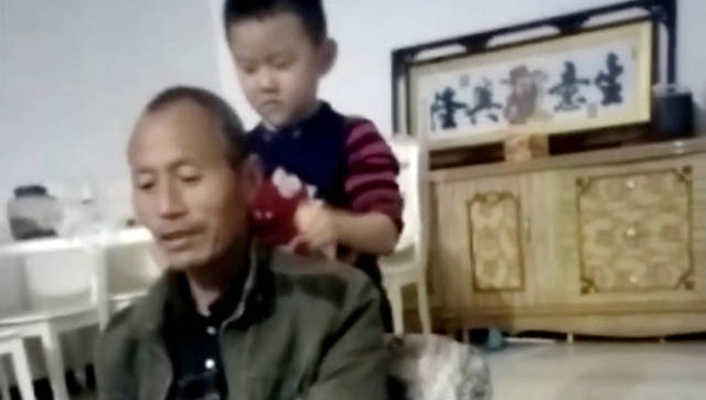 给爷爷奶奶捶背洗脚,幼儿园为孩子布置“特殊”家庭作业
