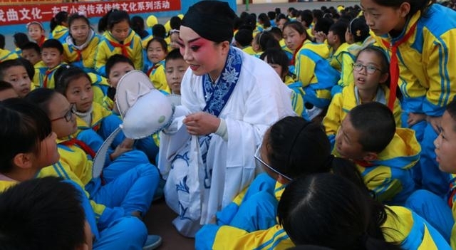 “戏曲进校园活动”走进东区小学