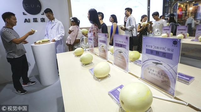 海口:男子创业开“瓜脸识别”店 顾客对瓜拍照知甜度