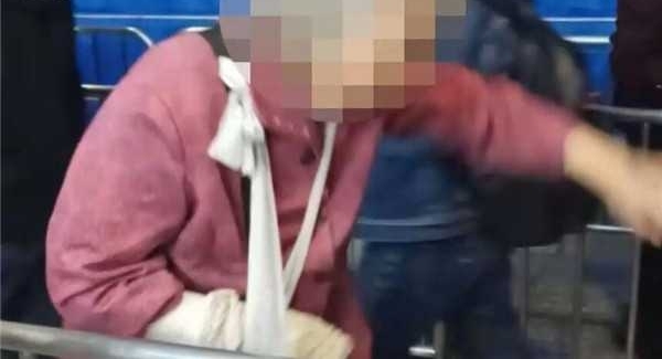 家底优越的“乞讨老太”歇业? 儿子:关起来了