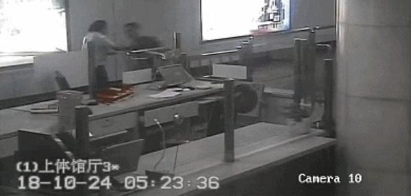 Á賿5µã¶àÄÐ×ÓµØÌúÕ¾ÄÚÇÀ½Ù ÖÚÈ˺ÏÁ¦ÇÜס¡°ÇÀ°üÔô¡±