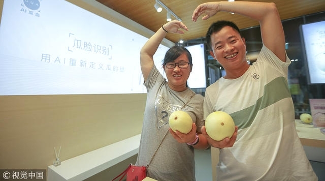 海口:男子创业开“瓜脸识别”店 顾客对瓜拍照知甜度