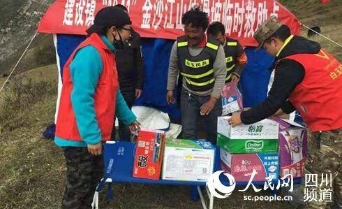 四川甘孜1128余名官兵民兵赶往金沙江白格堰塞湖