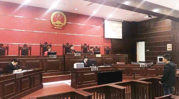 遵义一男子盗窃罪被判刑,拿朋友手机耍转走一万八