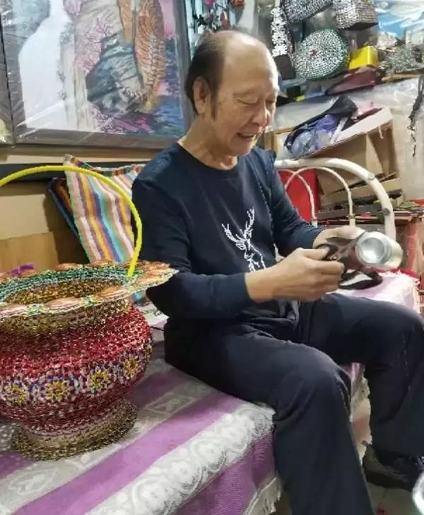 佩服!从垃圾站“剪”到宝,5万个易拉罐经他手个个成了艺术品