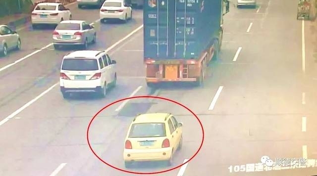 ������˳��������ɫQQ105����Σ�ռ�ʻ+ǿ�б𳵣����ڱ�ץ�ˣ�