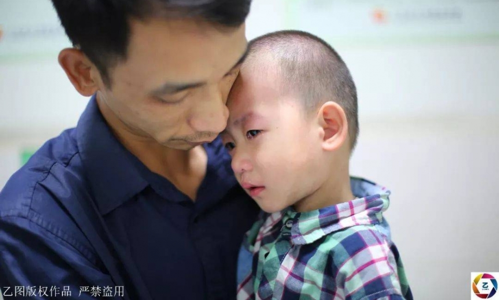 女子信习俗,坐月子泡药水澡,刚转身2岁女儿就跌进开水盆,崩溃