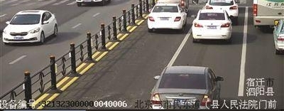 暖心!斑马线前下车女司机扶拄拐行人过马路