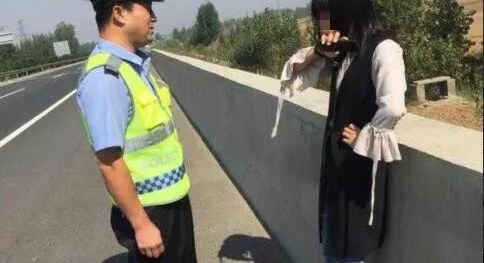 这两口子从山东回老家 妻子被弃高速 哭泣逆行…