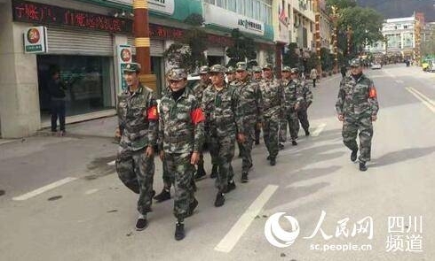 四川甘孜1128余名官兵民兵赶往金沙江白格堰塞湖