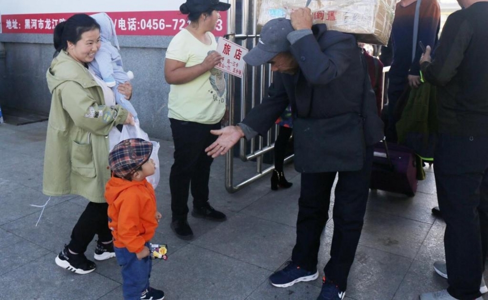 老两口跨千里 为她背来“家乡的整个秋天”