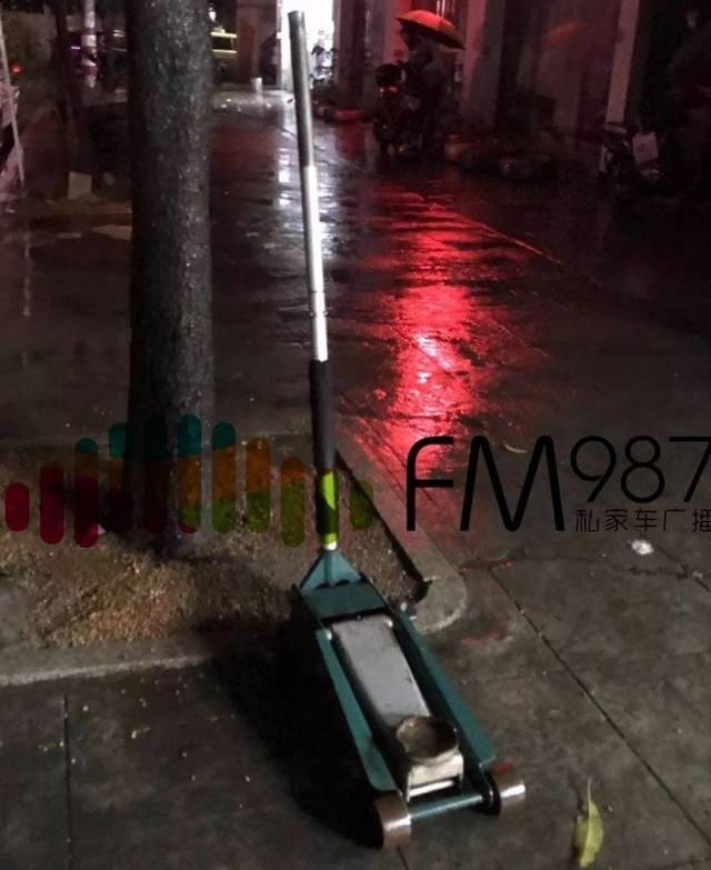 ͻ������ҹ���ݹ�ҵ·��һŮ�ӱ����빫�����ף�·�˽�����Ԯ�������