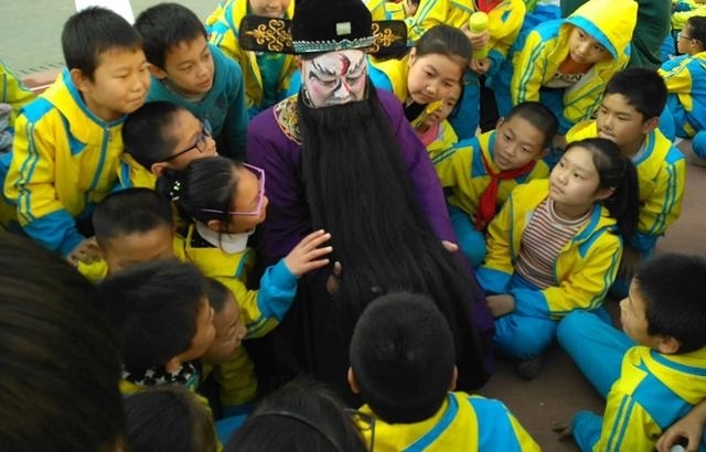 “戏曲进校园活动”走进东区小学