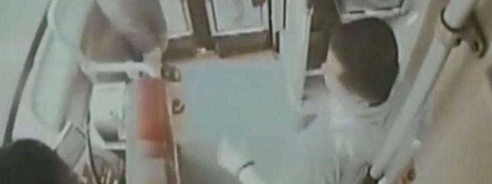 歹徒持刀挟持公交车女司机 不料车上有一位特殊乘客