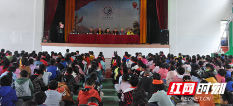 爱心企业捐赠电脑 圆乡村学子梦