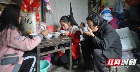 爱心企业捐赠电脑 圆乡村学子梦