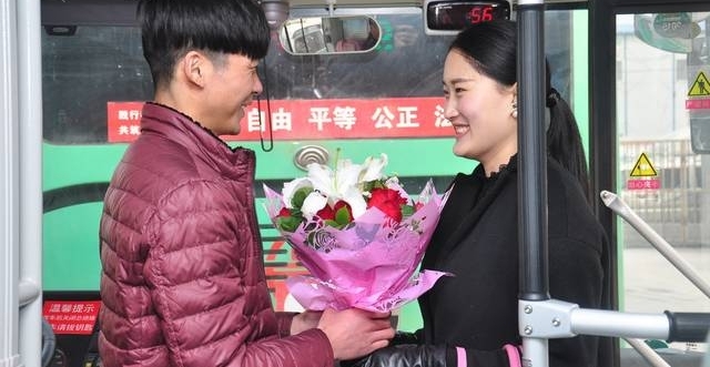 ����˾��С���Ӵ���Ů�˿ͣ�ȴ���ӡ�����һ��������Ե
