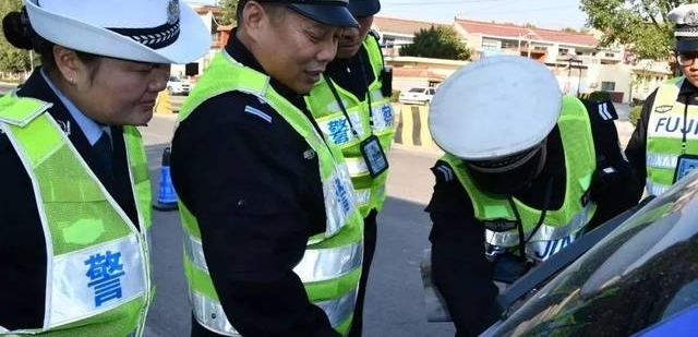 运城一男子在车里竟藏枪支和管制刀具,被警察当场抓获!