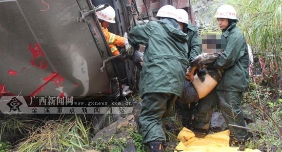 靖西210省道一货车坠下60米深悬崖 一人被困驾驶室 消防紧急救援