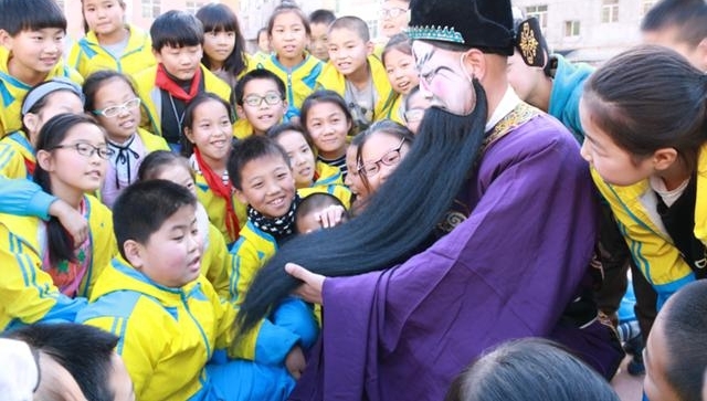 “戏曲进校园活动”走进东区小学