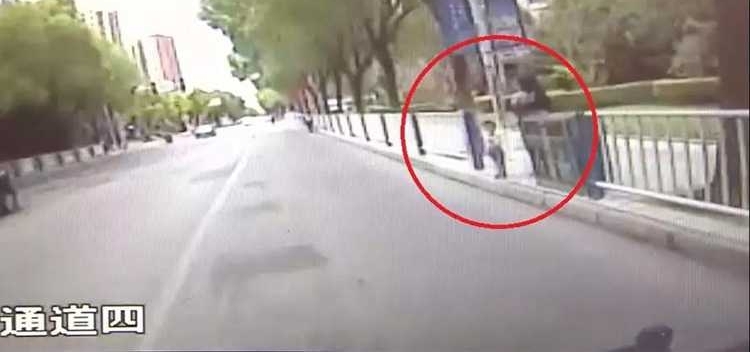 2岁宝宝嘴叼奶瓶出走 公交上自来熟认了“兄弟”