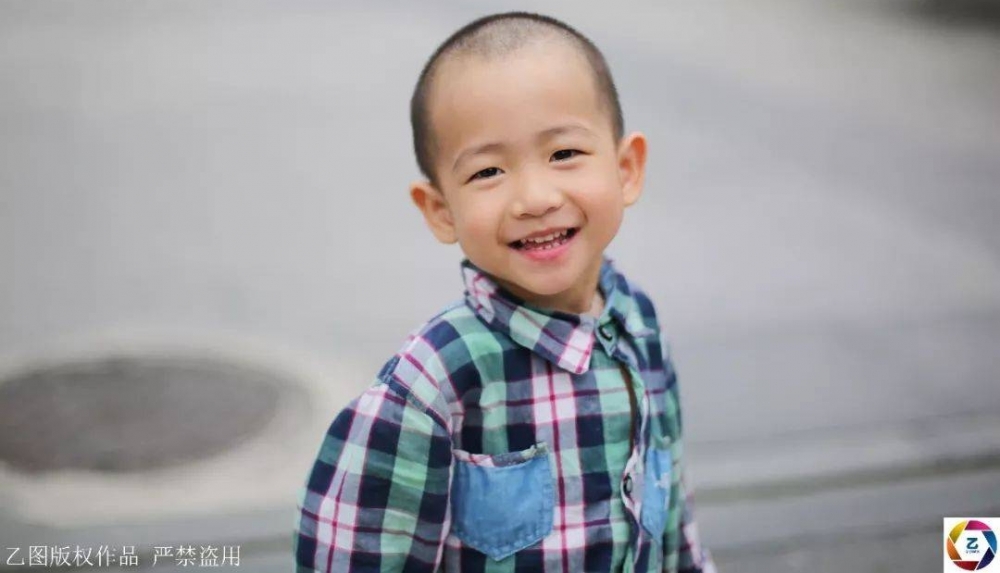 女子信习俗,坐月子泡药水澡,刚转身2岁女儿就跌进开水盆,崩溃