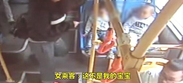 2岁宝宝嘴叼奶瓶出走 公交上自来熟认了“兄弟”