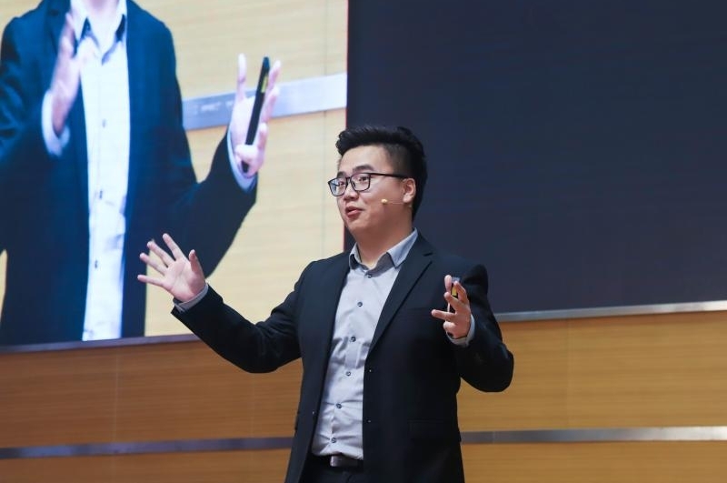 一个最佳辩手能看见凌晨几点的校园?“申城舌战”最大规模顶级辩论赛决出冠亚军