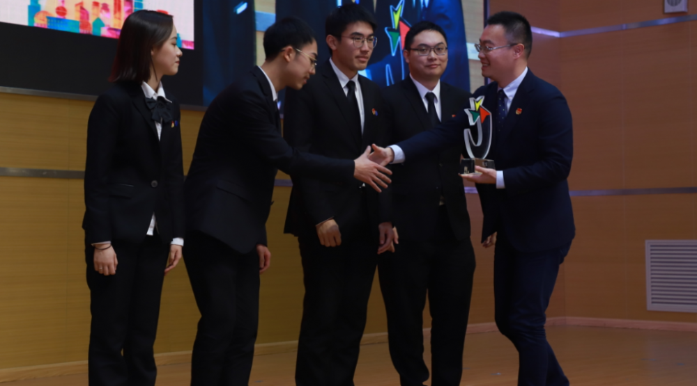 一个最佳辩手能看见凌晨几点的校园?“申城舌战”最大规模顶级辩论赛决出冠亚军