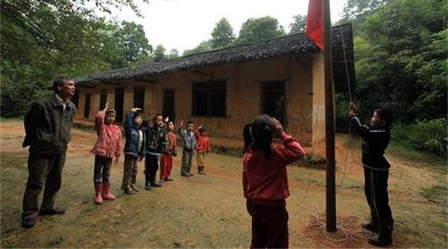 12��Ů����Ⱥ�г���������ĸ裬����������Ҫ����ʽ���忪ʼ