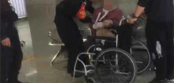 家底优越的“乞讨老太”歇业? 儿子:关起来了