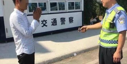 这两口子从山东回老家 妻子被弃高速 哭泣逆行…
