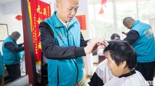 ������������죺Ϊ������������ʮ���� ȫ����Ͷ�빫����ҵ