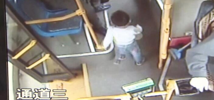 2岁宝宝嘴叼奶瓶出走 公交上自来熟认了“兄弟”