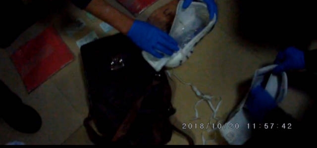 男子走路异常,一查鞋底竟藏了898克毒品