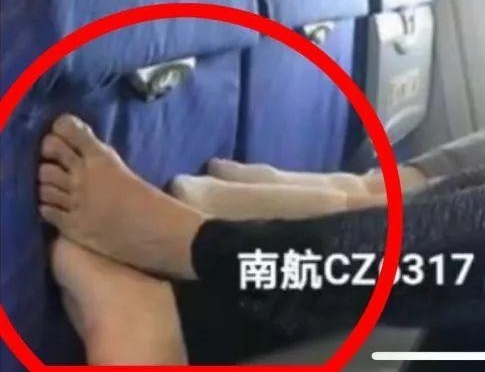 胖大妈乘飞机赤脚架到前排肩膀上,自称“芭蕾舞演员”脚受伤